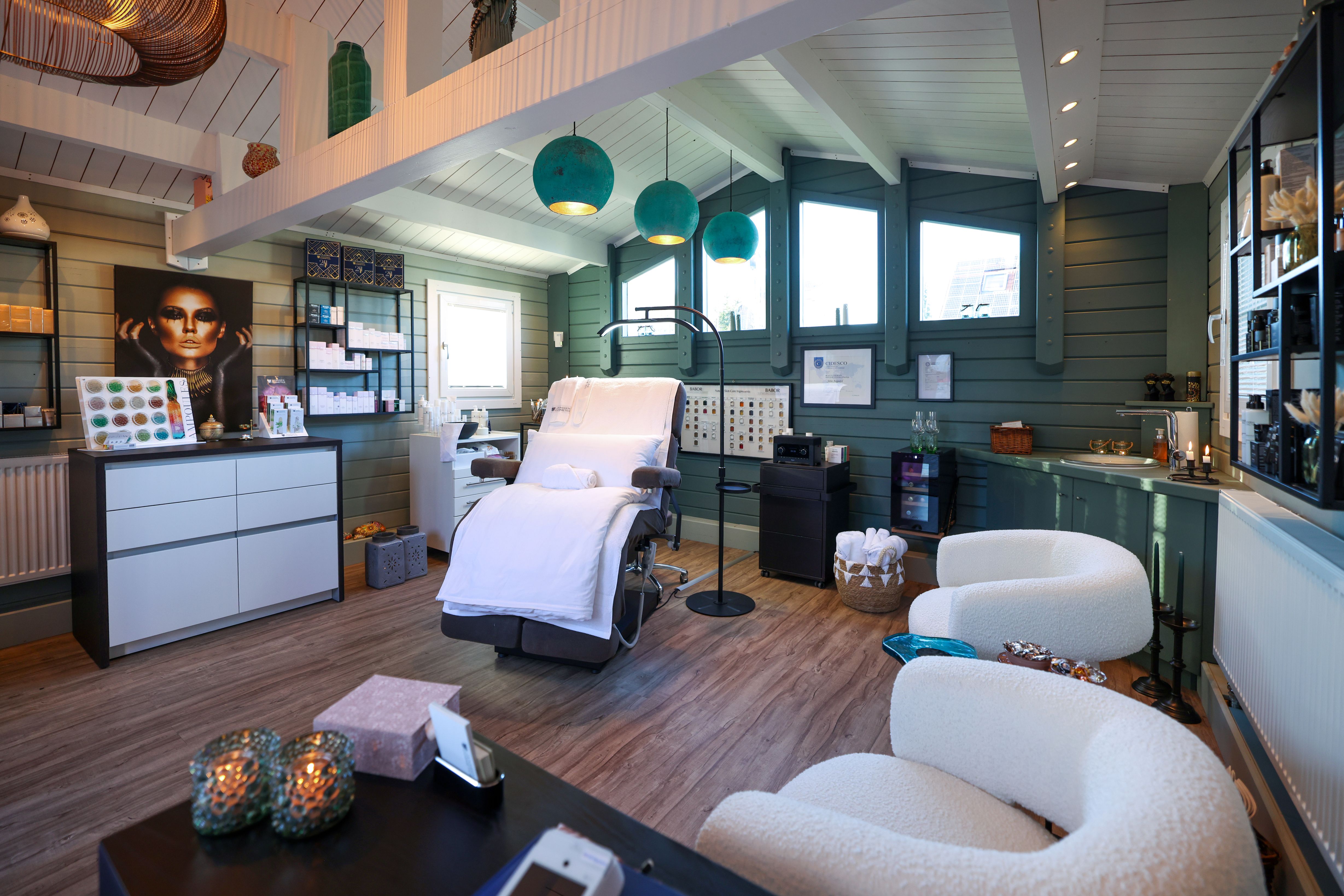 Behandlungszimmer der Hautpflegeeinrichtung Scandinavian Beauty Augsburg